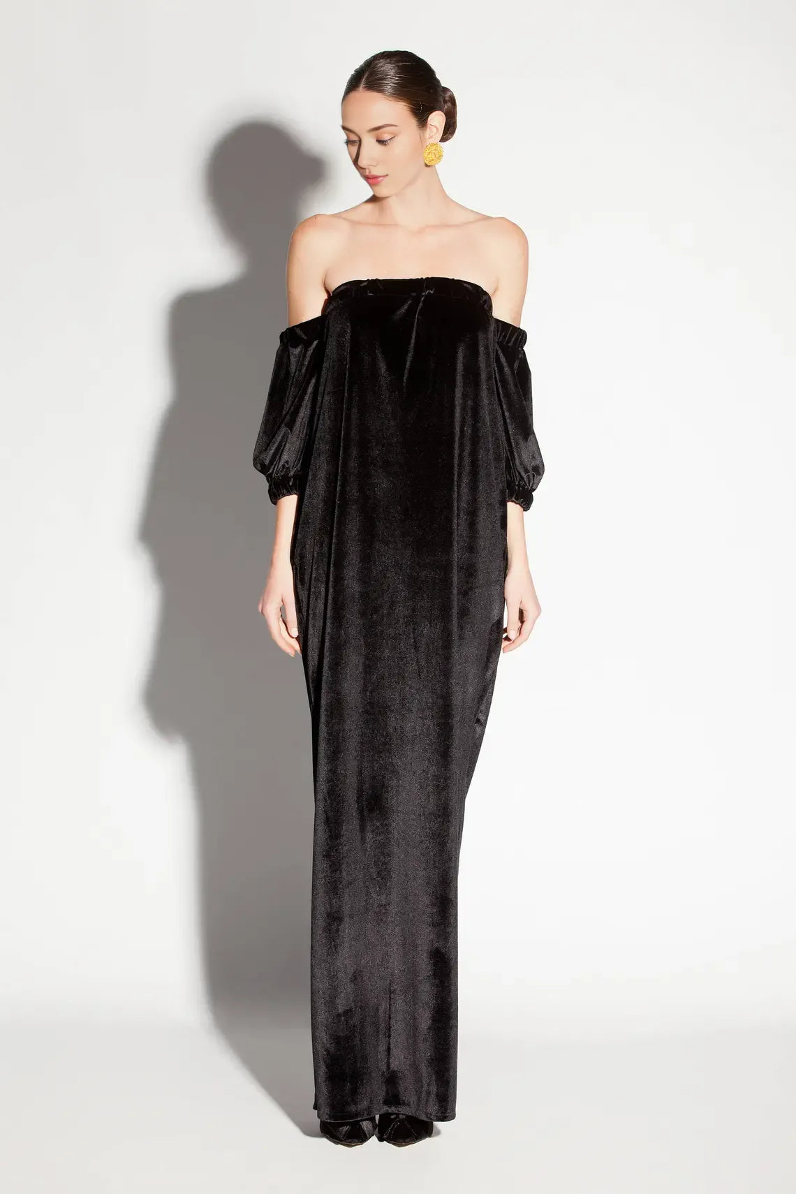 Vestido de terciopelo negro, vestido formal, vestido con hombros descubiertos, vestido largo, vestido elegante, vestido holgado, vestido de talla grande, vestido de noche, vestido de fiesta.